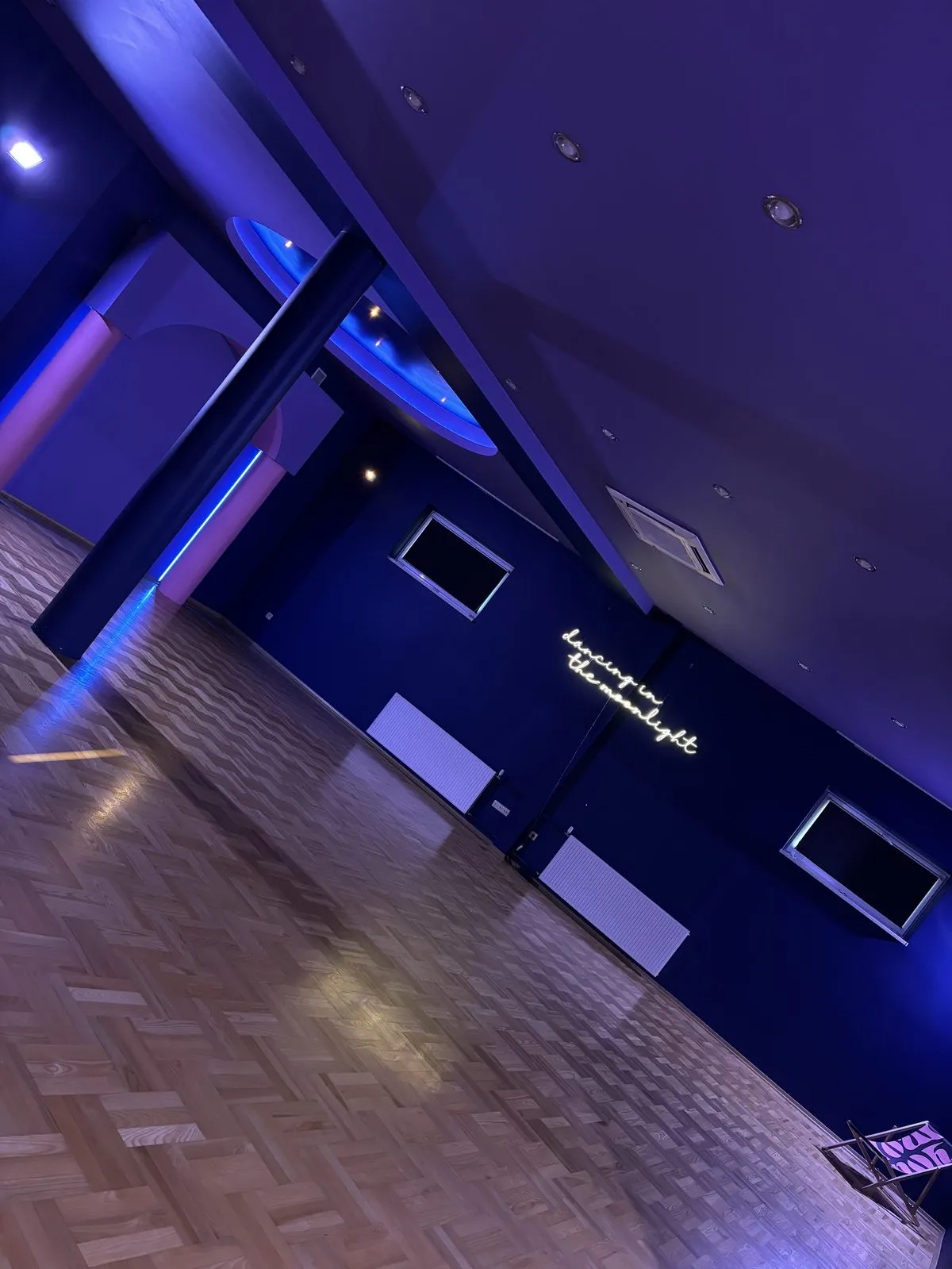 Sala Noc — neon dancing in the moonlight nad parkietem