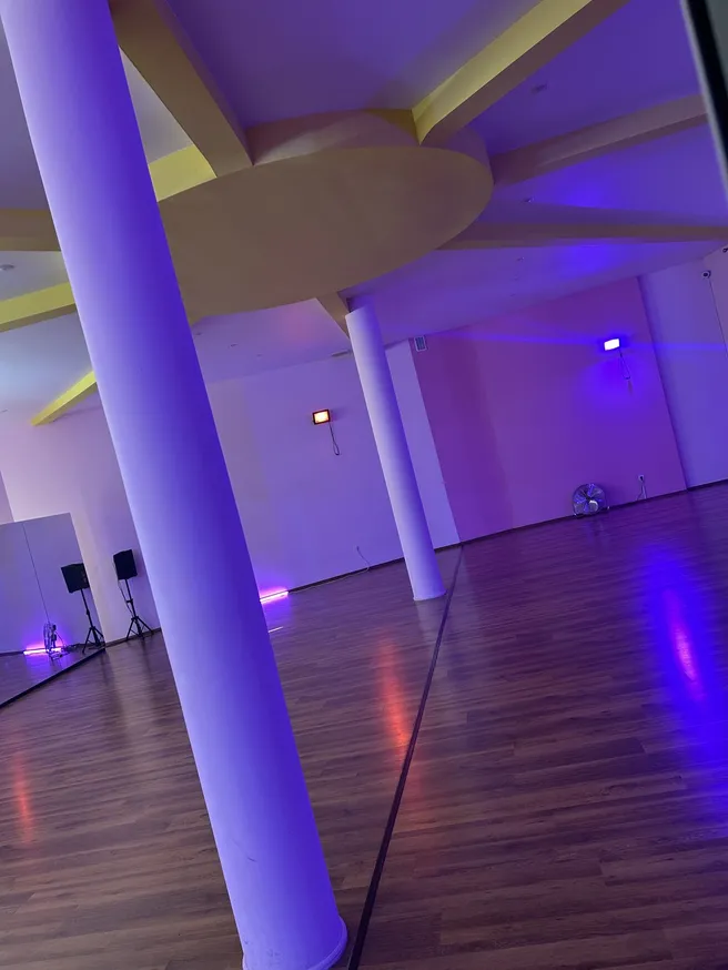 Sala Dzień — kolumny i parkiet pod kolorowym światłem