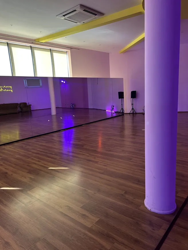 Sala Dzień — lustra na całej ścianie i okna z dziennym światłem