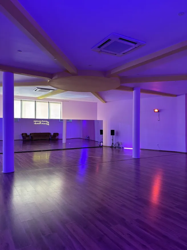 Sala Dzień wieczorem, w fioletowym oświetleniu