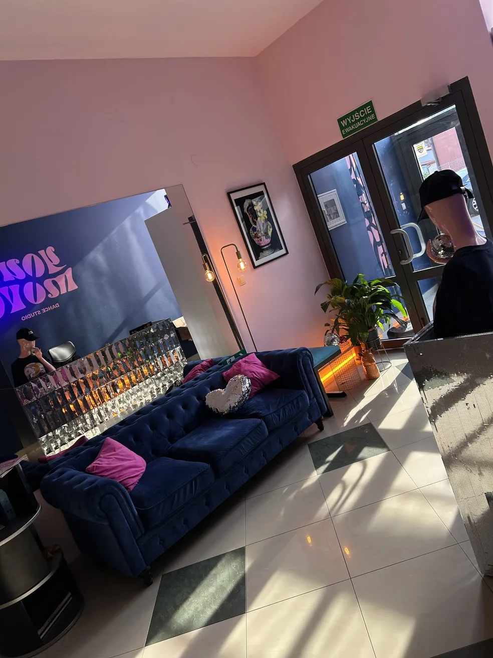 Recepcja Your Move Dance Studio i strefa oczekiwania przy wejściu