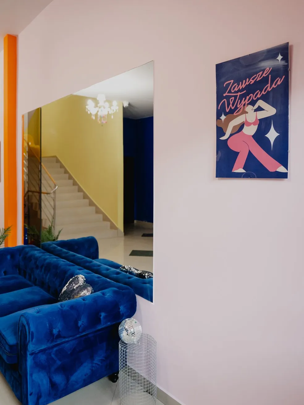 Recepcja Your Move Dance Studio — poczekalnia z kanapą