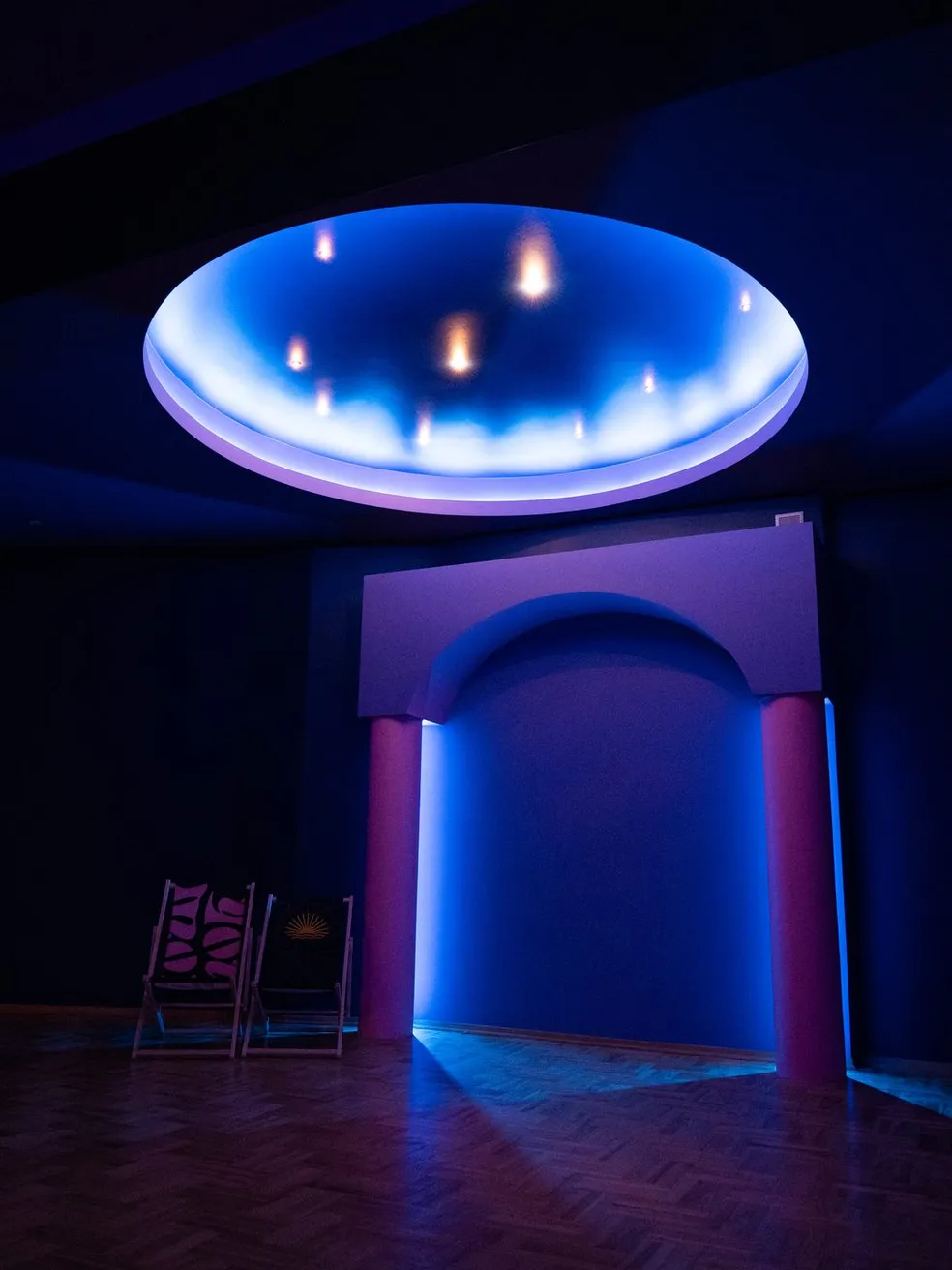 Sala Noc — świetlny owal nad parkietem