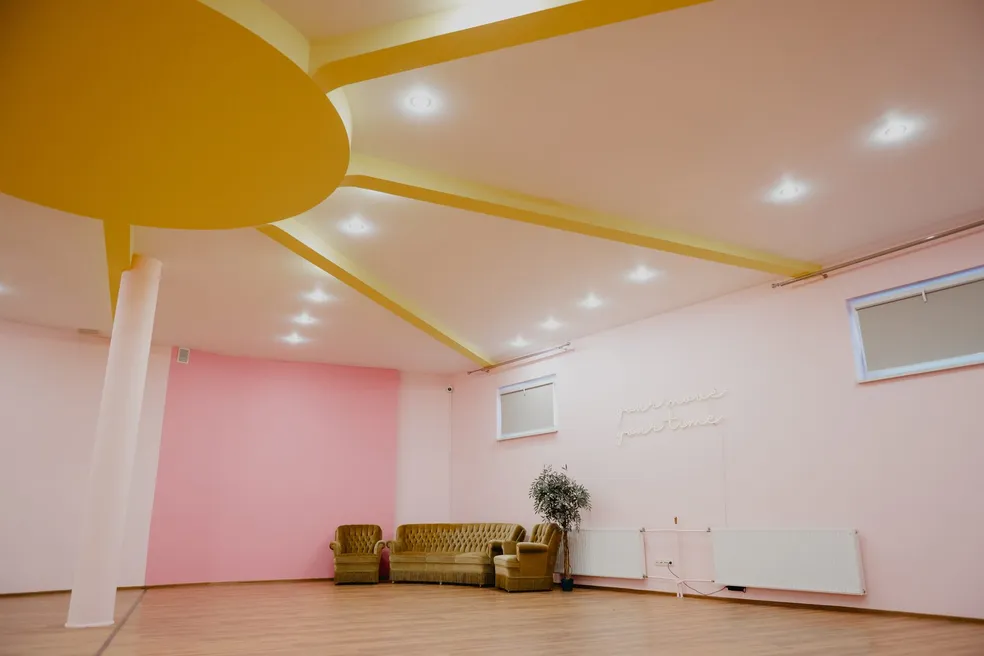 Sala Dzień w Your Move Dance Studio — różowa ściana i żółte belki pod sufitem