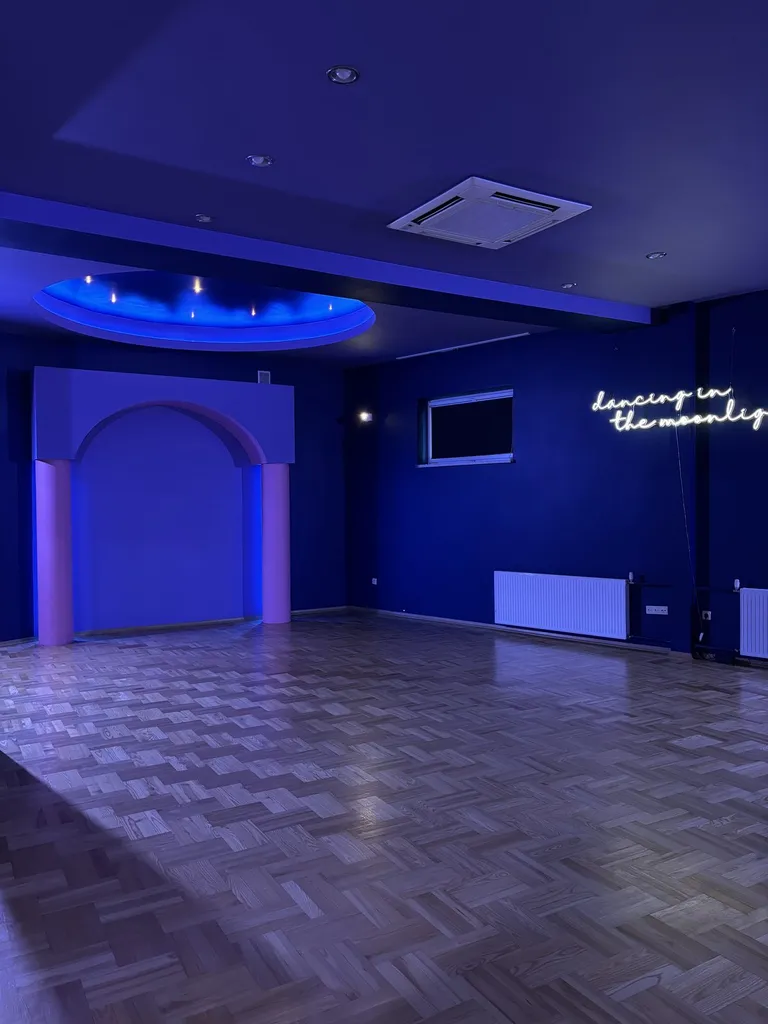 Łuk w granatowej sali „noc” w Your Move Dance Studio