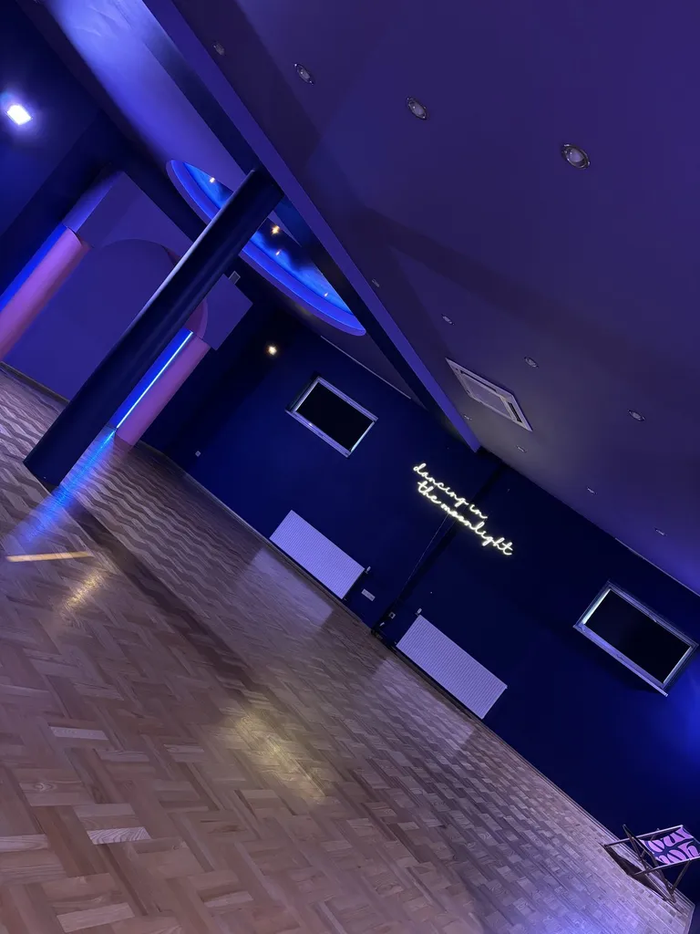 Granatowa sala „noc” z neonem w Your Move Dance Studio