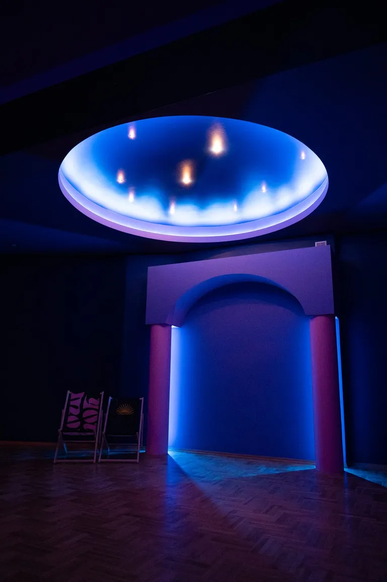 Owalne lustro w granatowej sali „noc” w Your Move Dance Studio